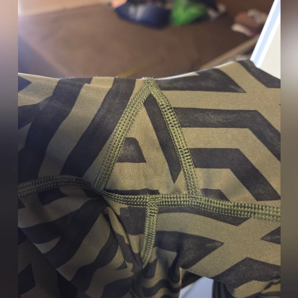 Lululemon Wunder Under Pant Luxtreme (Roll Down) in Chevron Green/Black